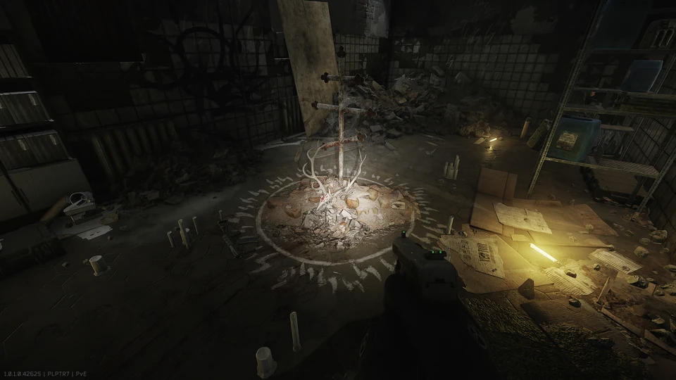 Streets of Tarkov — Na galhada esquerda do crânio na base do pilar.