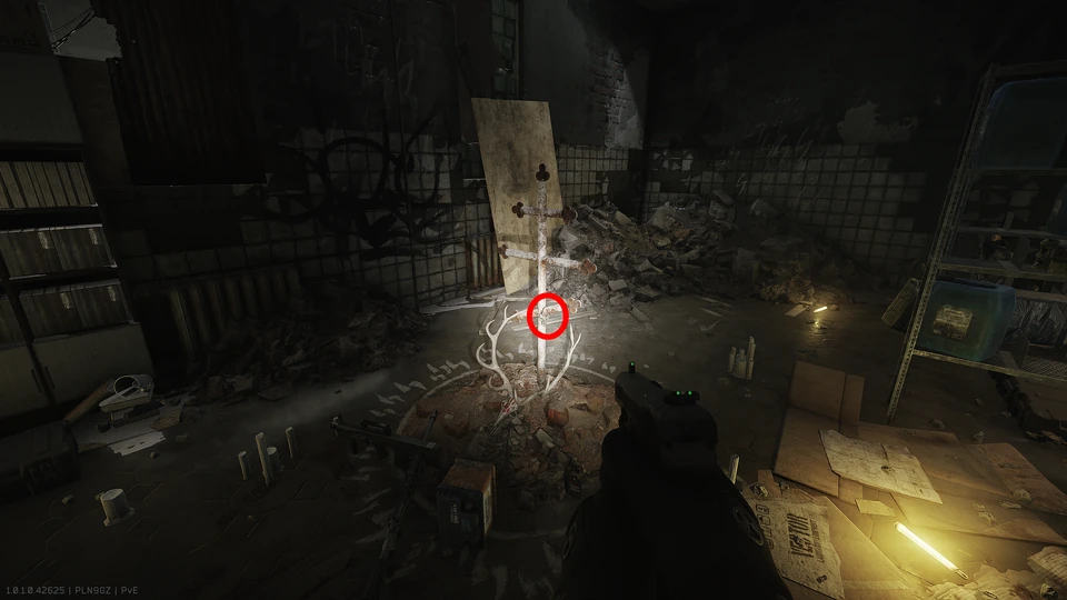 Streets of Tarkov — No galho inferior direito do pilar.