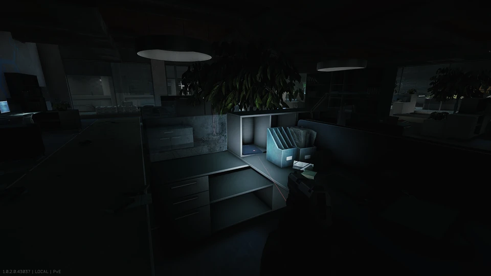 Pagamento e prazo de Sobrevivente — Em Dark Offices (O23), na prateleira sobre a mesa perto dos dois sofás.