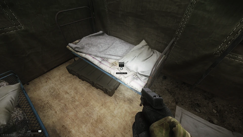 Dossiê pessoal de Moreman — Na barraca, sobre a cama do canto.