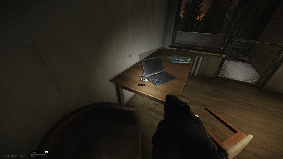 Quarto 305 da ala leste — Pendrive junto ao notebook