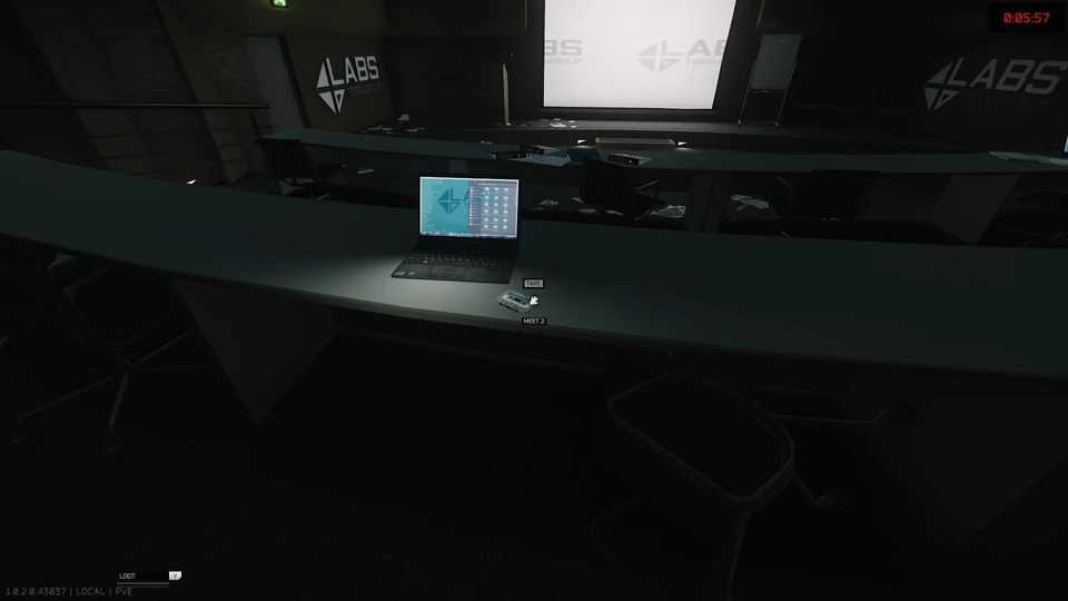 Fita de áudio da reunião A.P. Parte 2 — No auditório de The Lab, ao lado de um computador da segunda fileira.